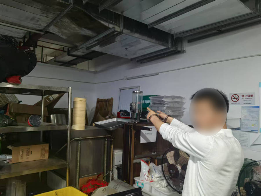 仓库门锁完好而高档白酒却被盗，静安警方侦破密室盗窃案